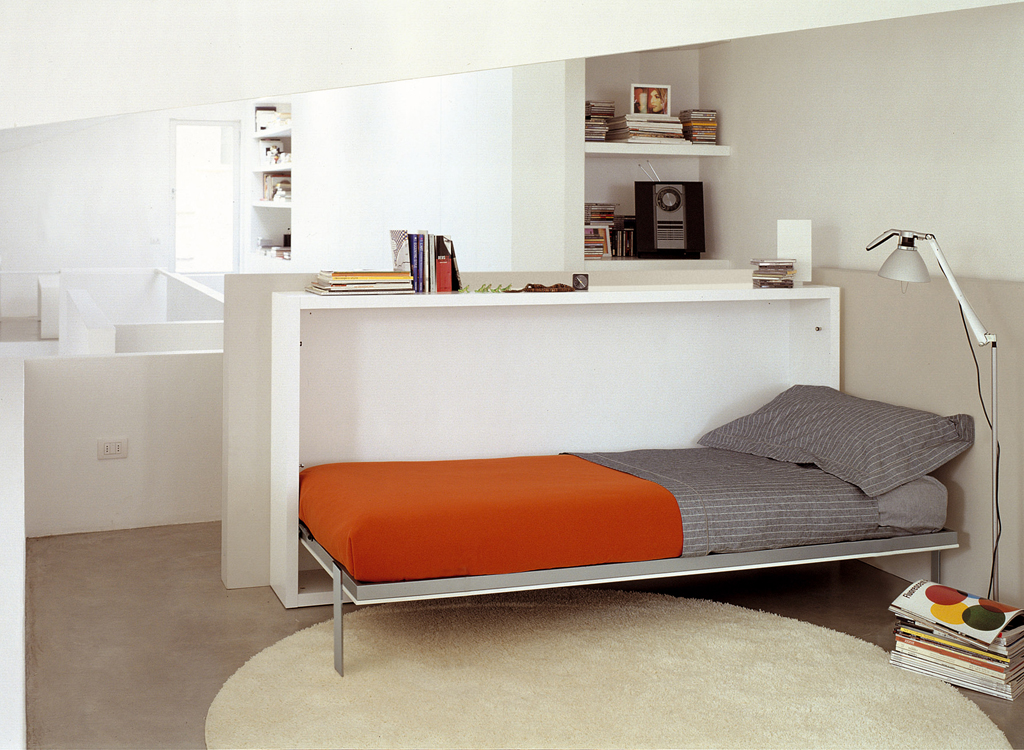 Giường được thiết kế kết hợp với kệ đựng đồ