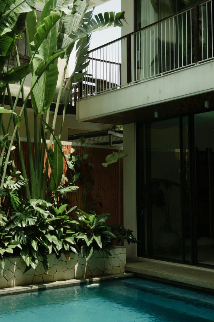 Sân trong lộ thiên giữa nhà với hồ nước nhỏ, các phòng quanh sân mở cửa kính lớn ra phía sân