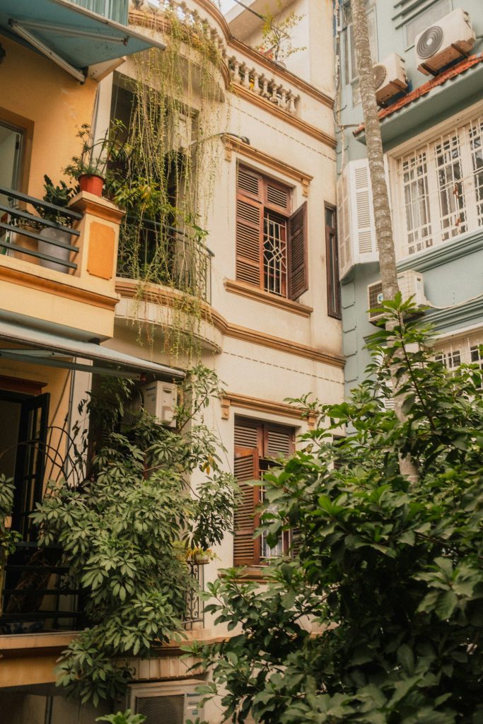 Mặt tiền nhà phố có ban công và cây xanh