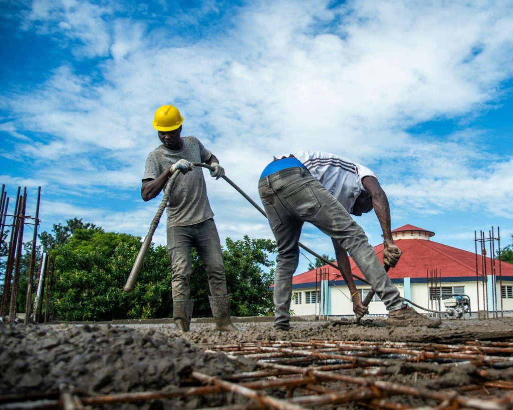Thợ buộc thép sàn trên mái nhà đang xây