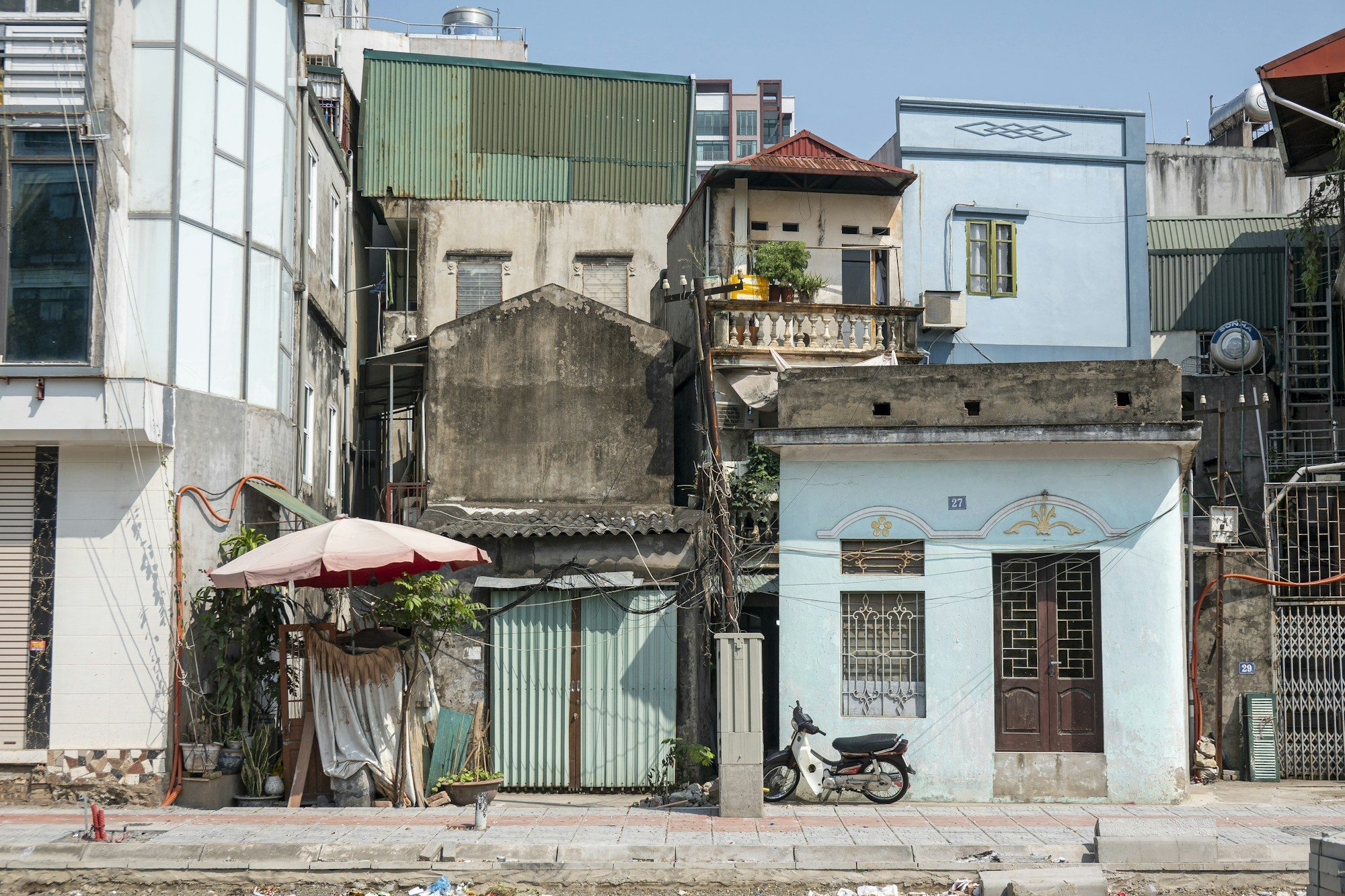 Dãy nhà phố nhiều kiểu trên một con phố ở Hà Nội